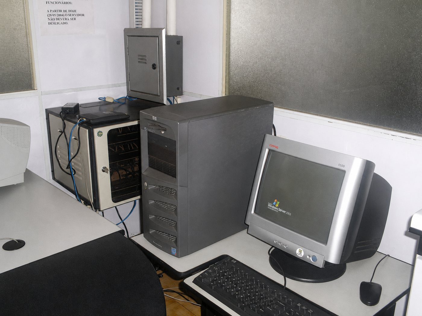 Monitor de tubo e rack na sede antiga