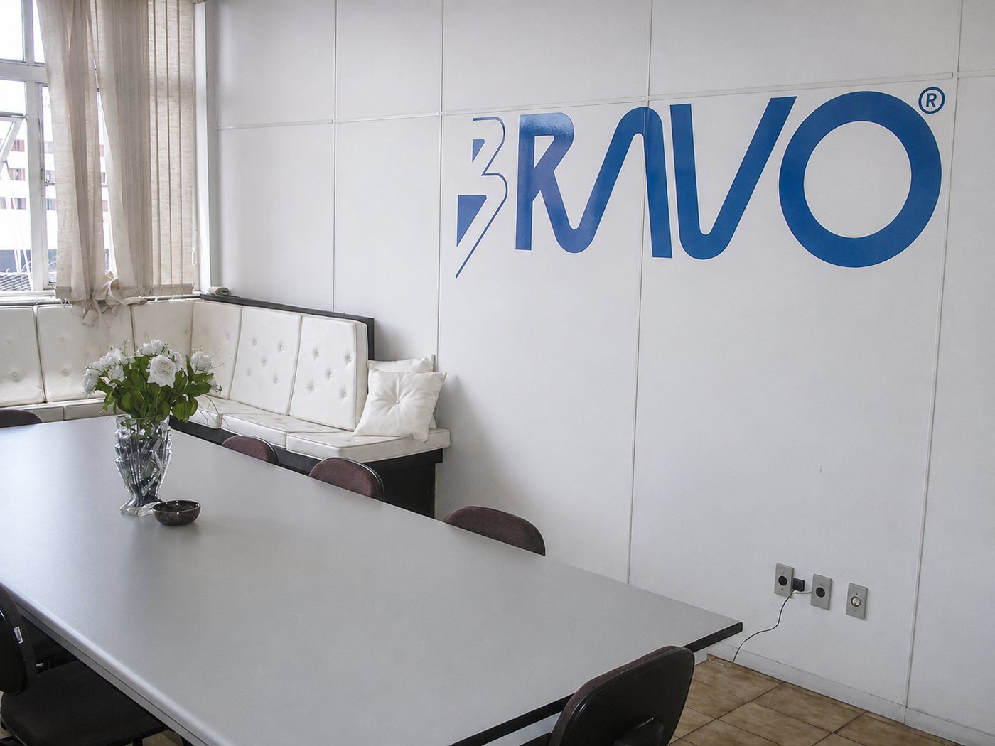 Logotipo da Bravo na parede da sede antiga