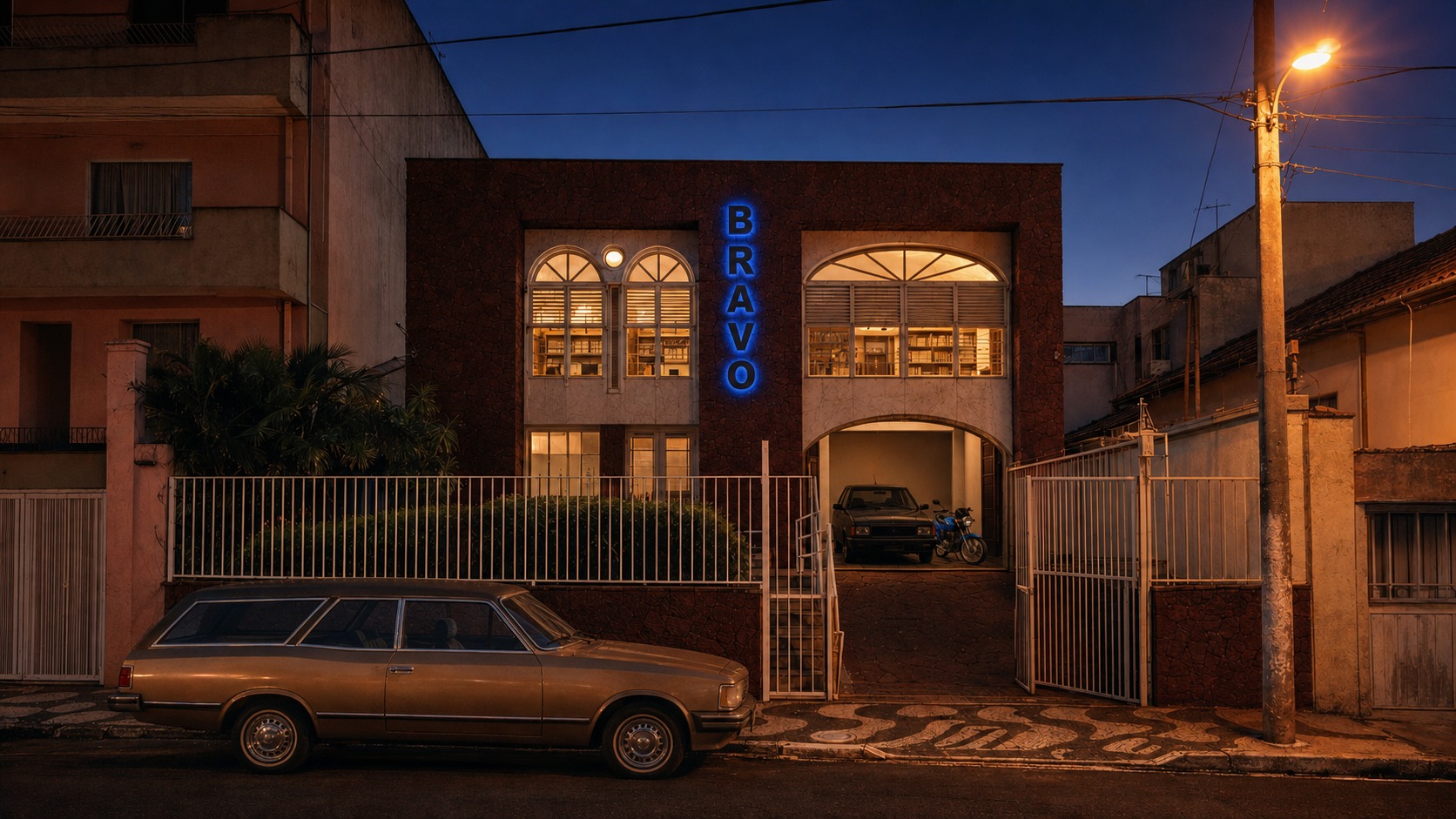 Recriação da primeira sede da Bravo, na Rua Vigário Silva, com o letreiro de neon